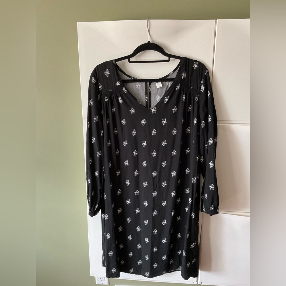 Black and White V-Neck Sleeve Dress